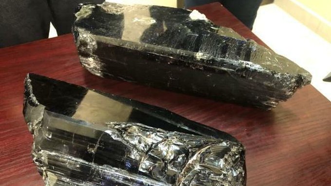 Humilde minero se hace millonario al vender 2 rocas de tanzanita