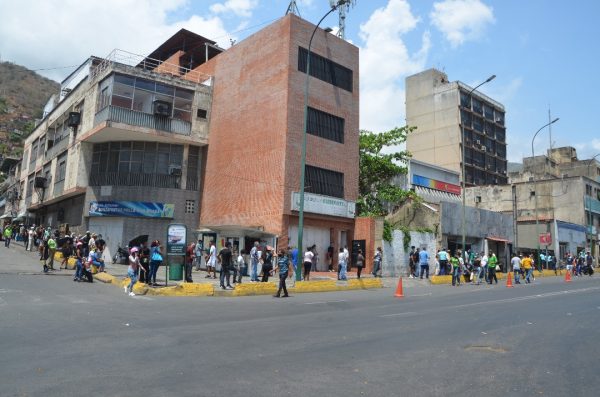 Pensionados ponen en riesgo su salud para sacar 200.000 mil bolívares