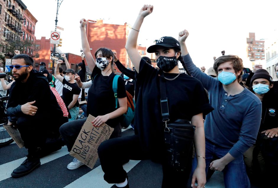 Policías de Nueva York y Nueva Jersey se arrodillan junto a manifestantes contra el racismo