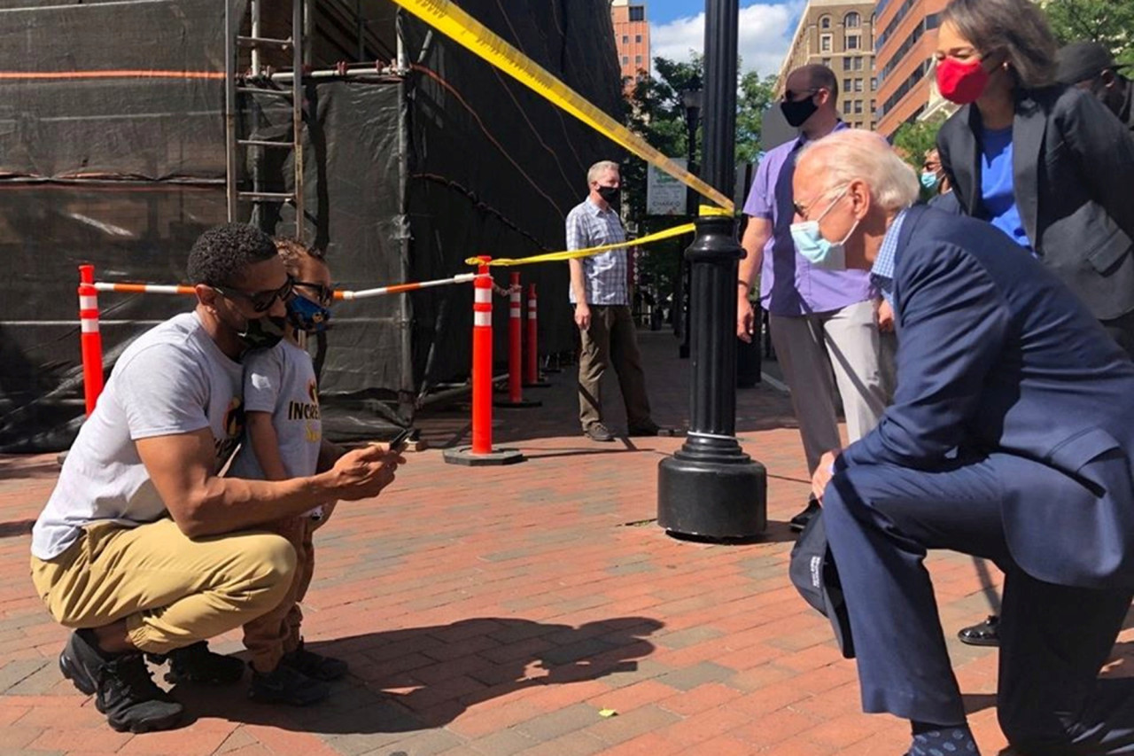 Biden hace una aparición sorpresa en el sitio de protesta de George Floyd