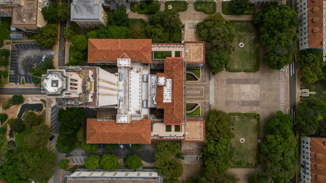 El coronavirus infectó al menos a 60 estudiantes de la Universidad de Texas