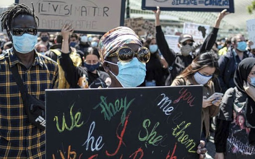 Los trabajadores de la salud se arrodillan en el sur de Florida para apoyar al movimiento Black Lives Matter