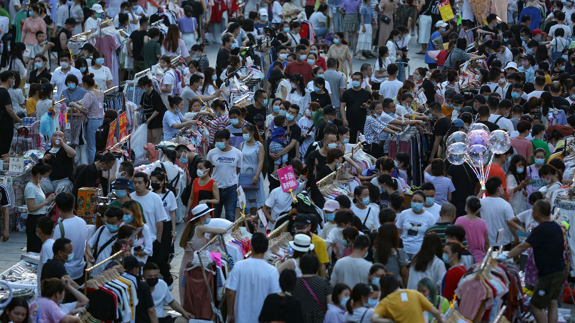 Wuhan vuelve a permitir a sus residentes salir a la calle sin mascarilla