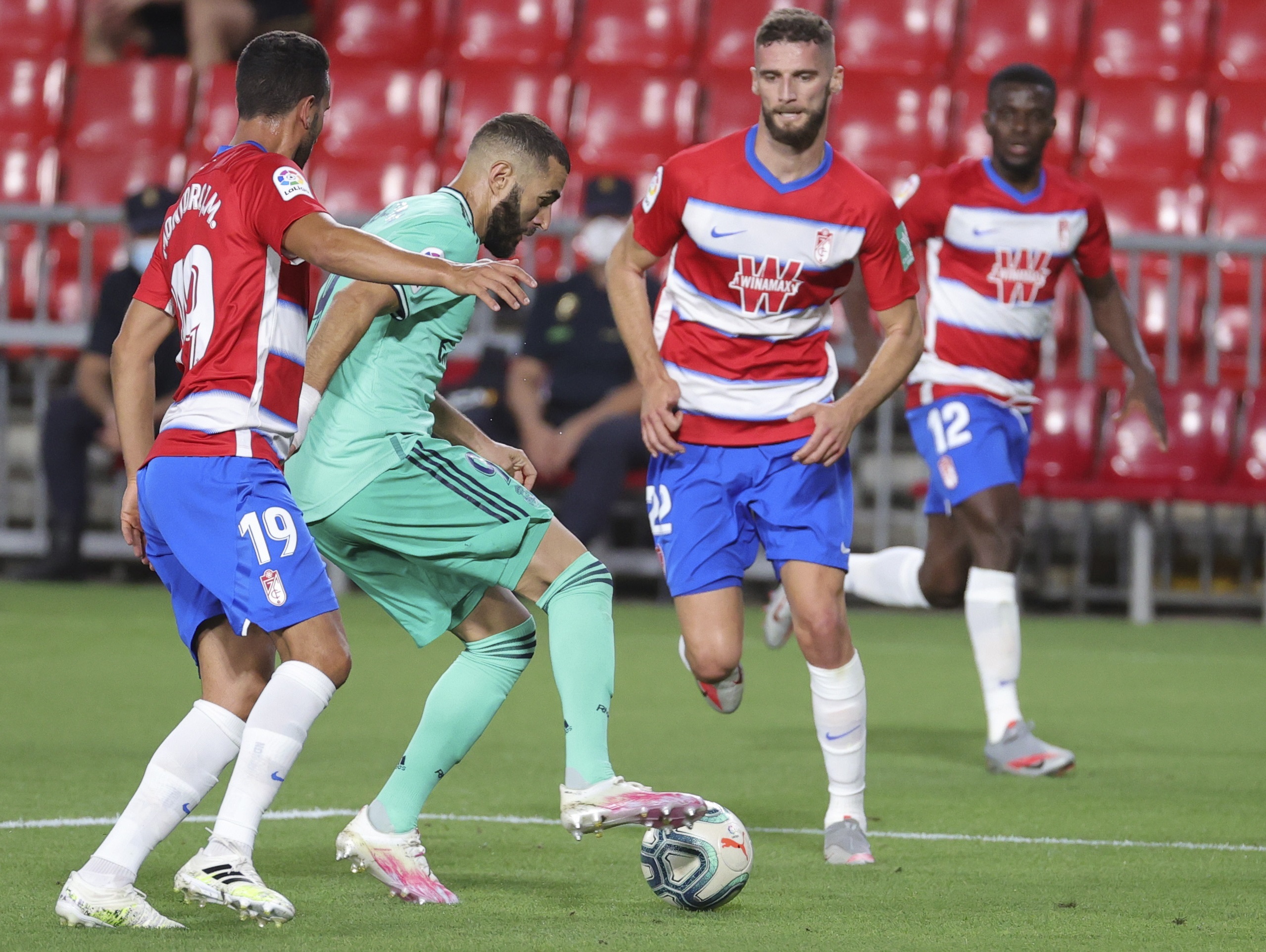 Real Madrid consiguió una sufrida victoria ante Granada para acariciar el título liguero