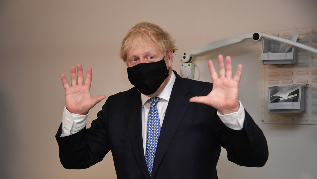 Boris Johnson culpa la escasez de tests de Covid-19 al aumento de la demanda