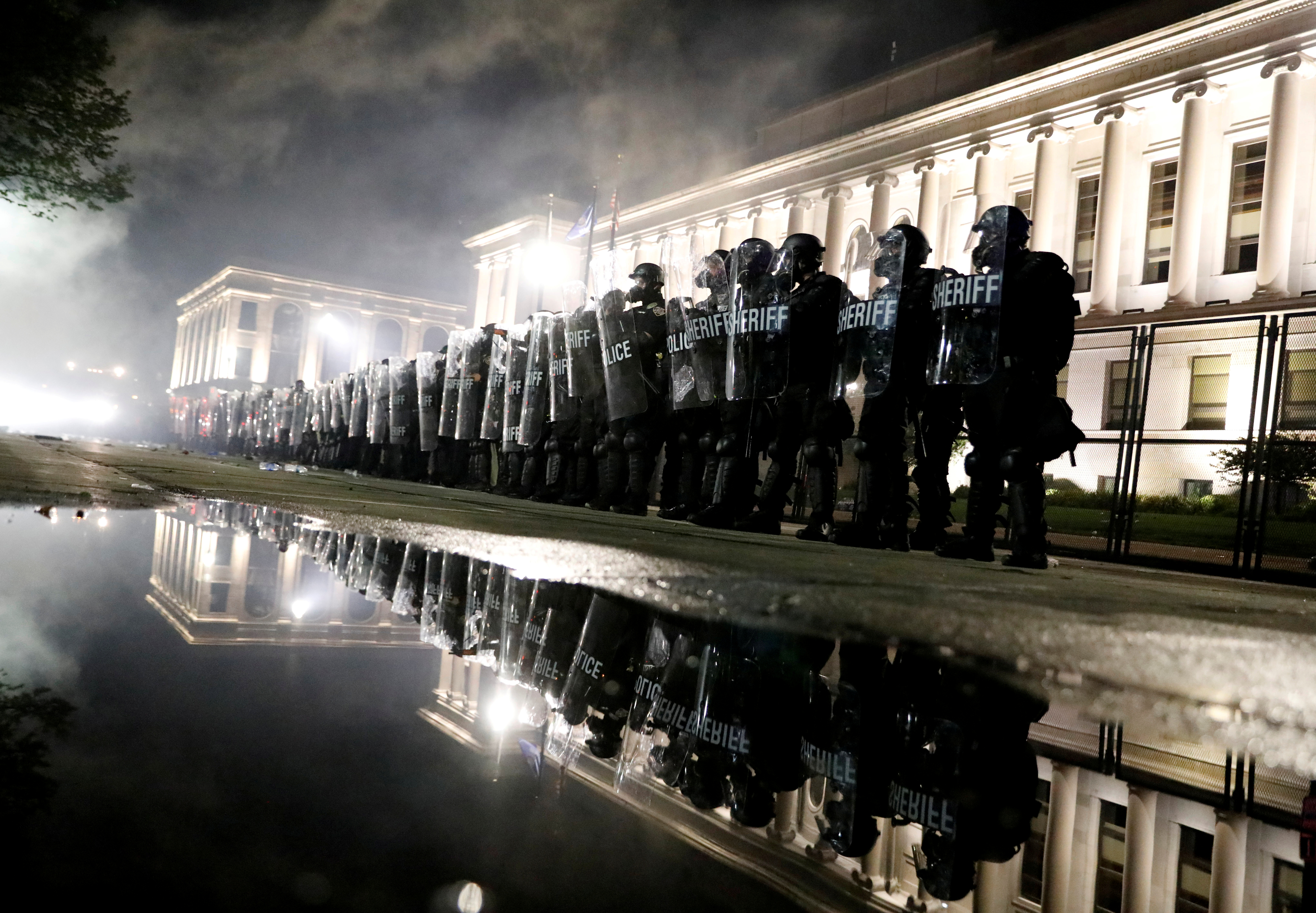 El momento en que un civil armado con un rifle dispara contra los manifestantes en Wisconsin (Imágenes sensibles)