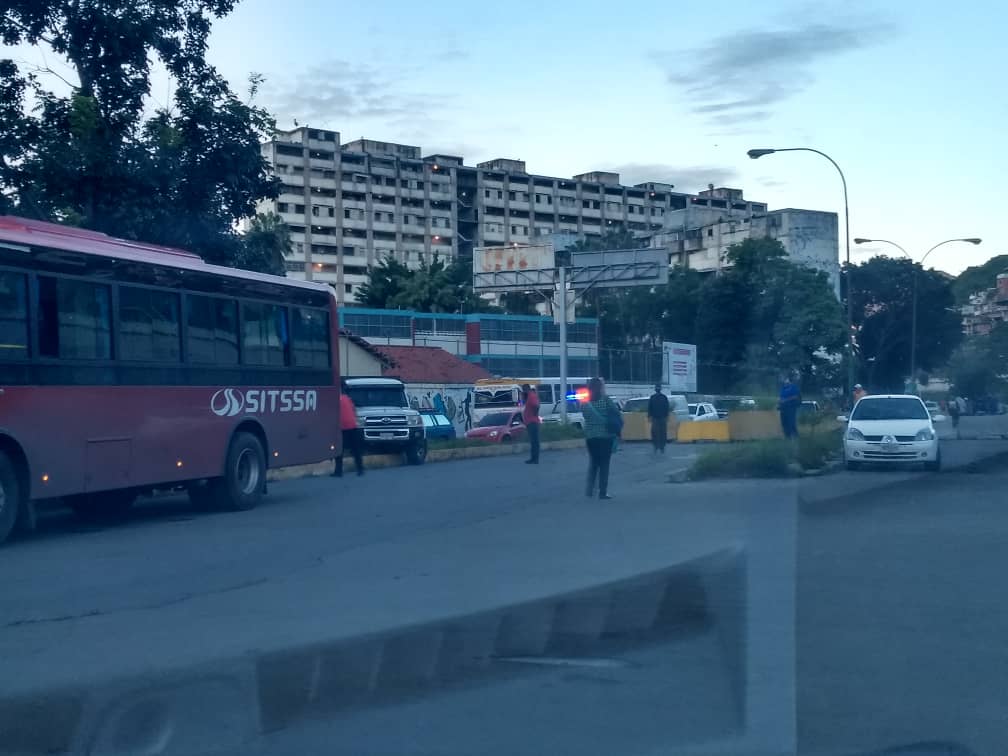 Lo único “radical” de la cuarentena en Caracas fue LA COLA que se formó en la autopista Francisco Fajardo #19Ago (VIDEO)