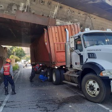 Gandola se atascó en la Autopista Francisco Fajardo y generó daños a una estructura #22Ago (FOTOS)