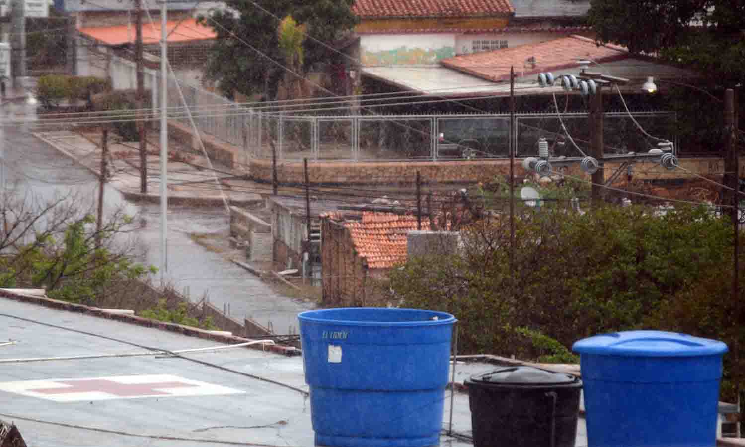 Marabinos recogen agua de lluvia para cocinar y beber