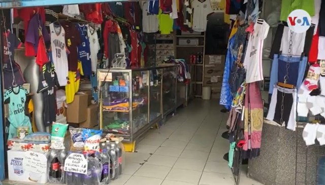 Tiendas sustituyen ropa por comida para sobrevivir a medidas de cuarentena  (Video)