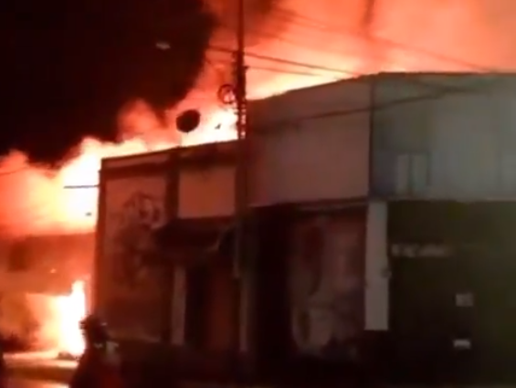 En Video: El incendio en un comercio que alarmó a los merideños