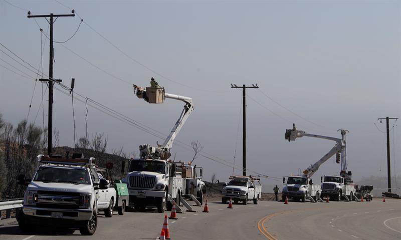 Miles de californianos sufren apagones programados para prevenir incendios