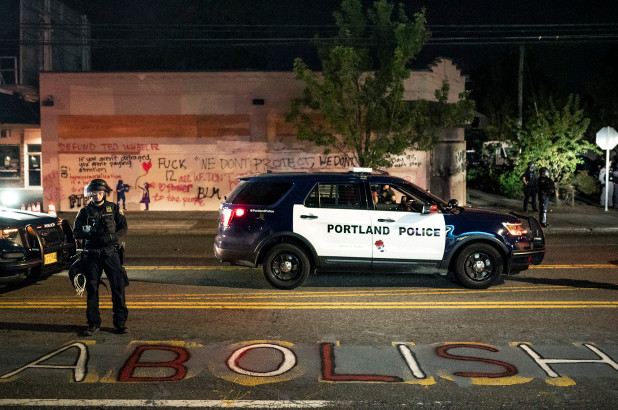 Dos condados de Oregon se negaron a enviar policías a Portland