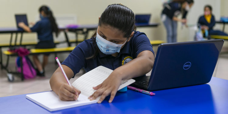 Miami-Dade espera un segundo día de clases exitoso