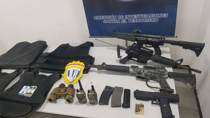 EN FOTOS: Mujer pretendía vender un arsenal de armas en Petare pero fue capturada in fraganti