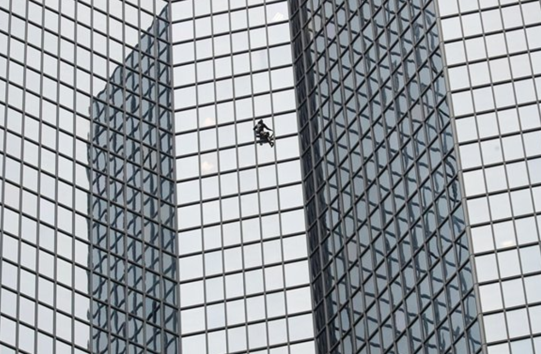 En VIDEO: Detuvieron a un polaco que se aventuró a escalar un rascacielos en París a mano limpia