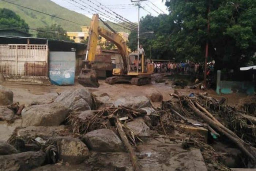 Así se encuentra la avenida principal de El Limón a causa de la crecida del río (VIDEO)