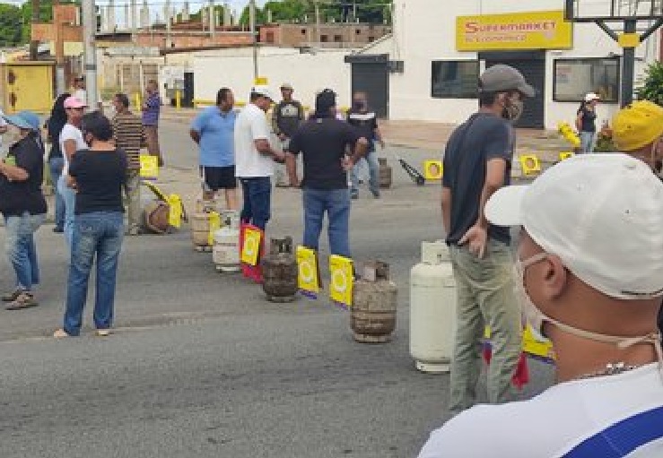 En Bolívar, vecinos tomaron las calles para exigir gas doméstico y servicios básicos #13Oct (FOTOS)