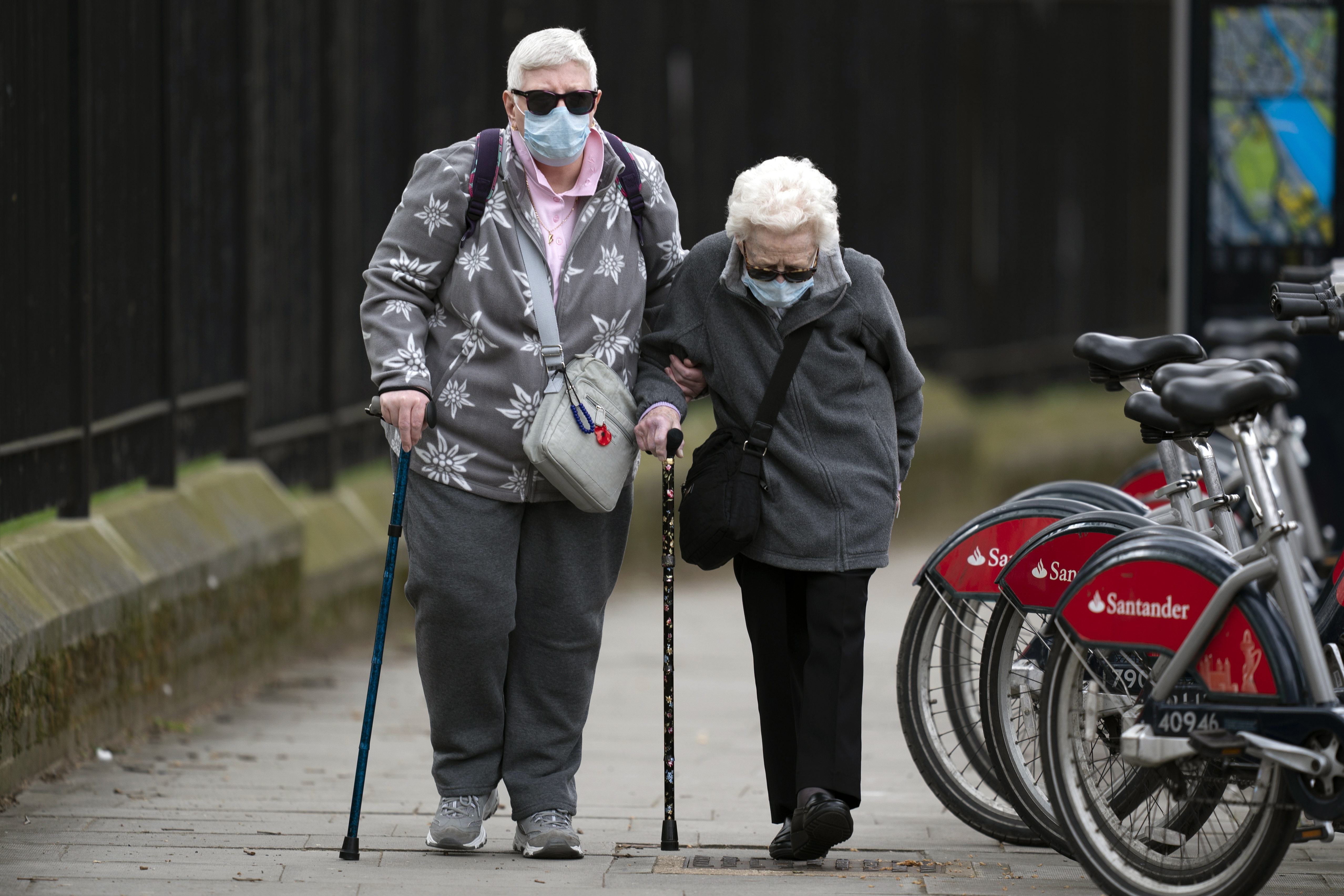 La vacuna de Oxford contra el Covid-19 genera respuesta inmune en ancianos