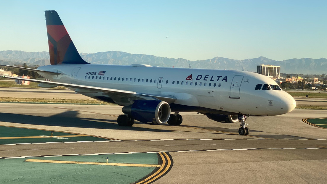 Así fue como una mujer golpeó a una asistente del vuelo Delta en Miami