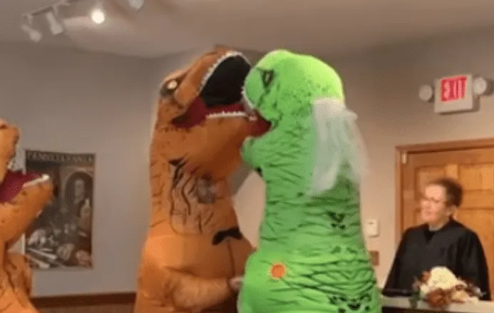 Entre la pandemia y Halloween, novios celebraron su boda disfrazados de dinosaurios (VIDEO)