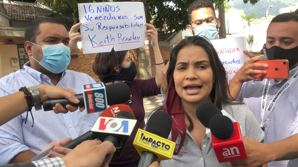 Estudiantes y sociedad civil protestan a las afueras de la embajada de Trinidad y Tobago (Video)