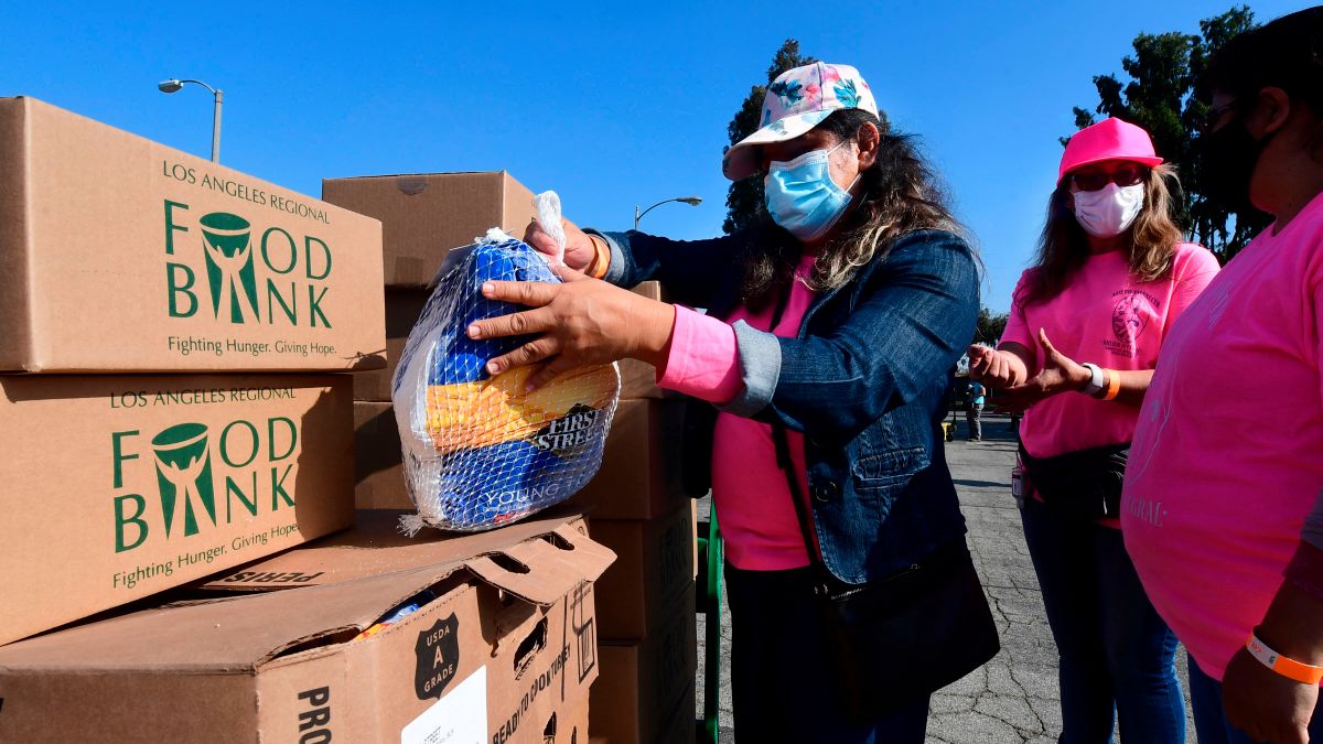 En Orlando las personas hacen colas por adquirir pavos congelados gratis a pesar del Covid-19