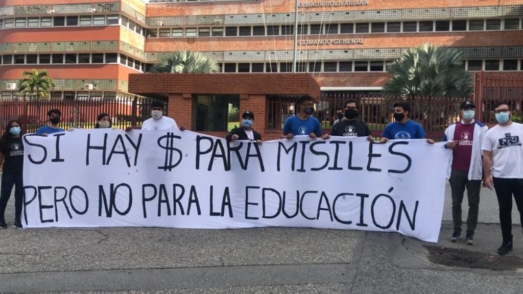 Estudiantes alzan la voz contra Maduro frente a la Comandancia