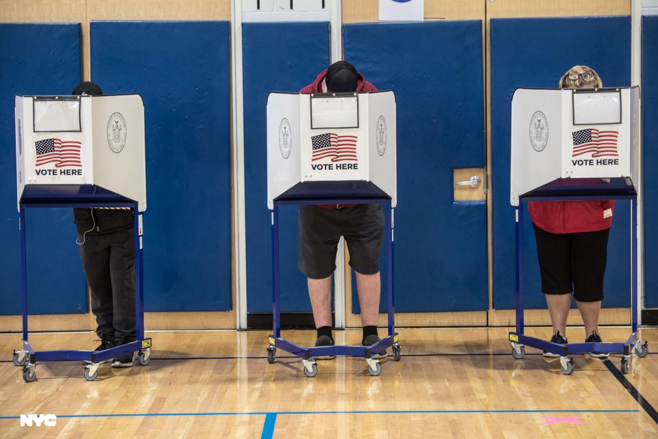 Temen actos de intimidación a votantes en elecciones generales de Nueva York