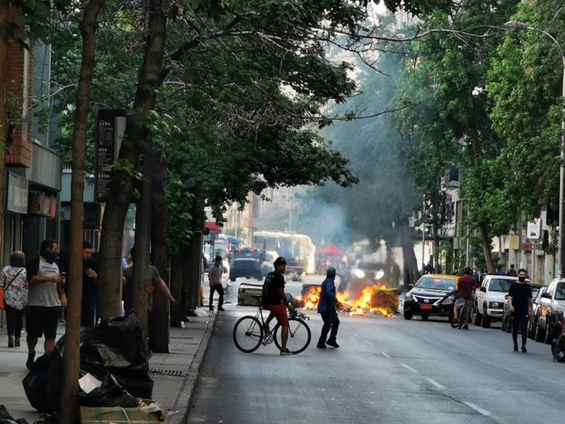 Carabineros detuvieron protesta violenta que exigía la renuncia de Piñera en Chile