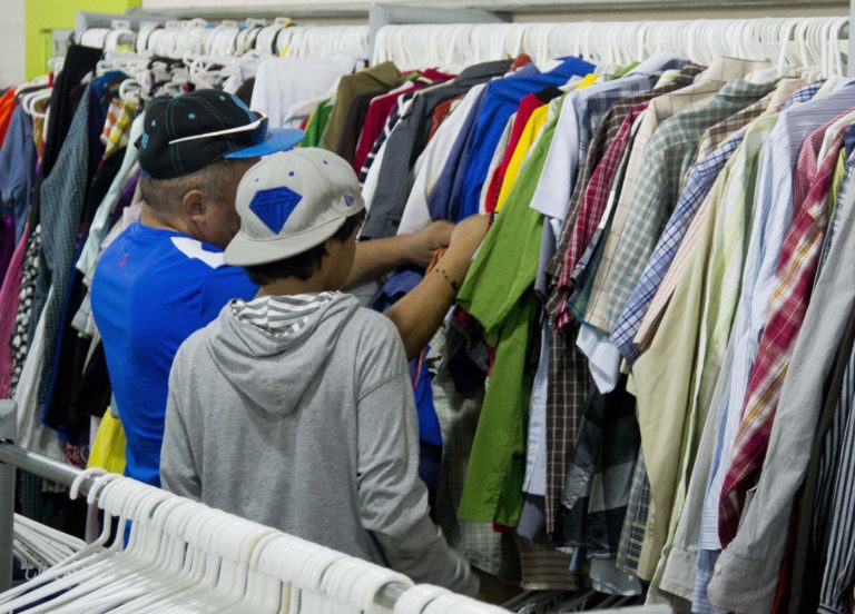 Ropa de segunda mano, la opción para estrenar en diciembre