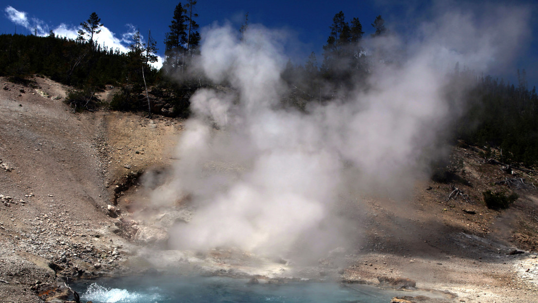 ¡Insólito! Descubrieron a tres hombres cocinando pollos en aguas termales de Yellowstone