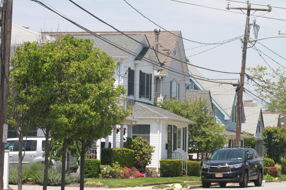 ¡Maniobra criminal! Incendió una casa para evitar ser arrestado por la policía en Nueva York