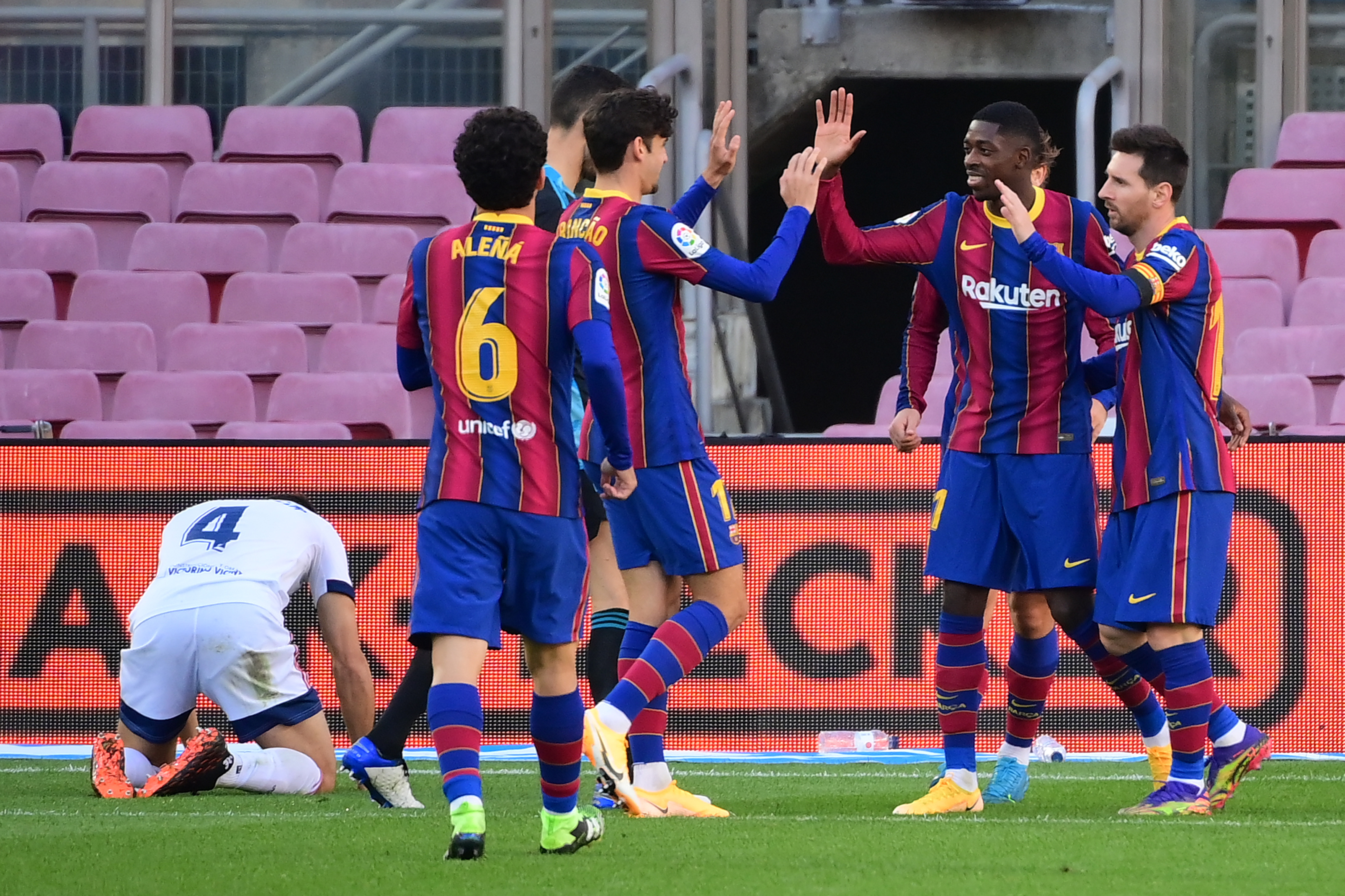 El Barcelona se divierte ante Osasuna y Messi dedica un gol a Maradona