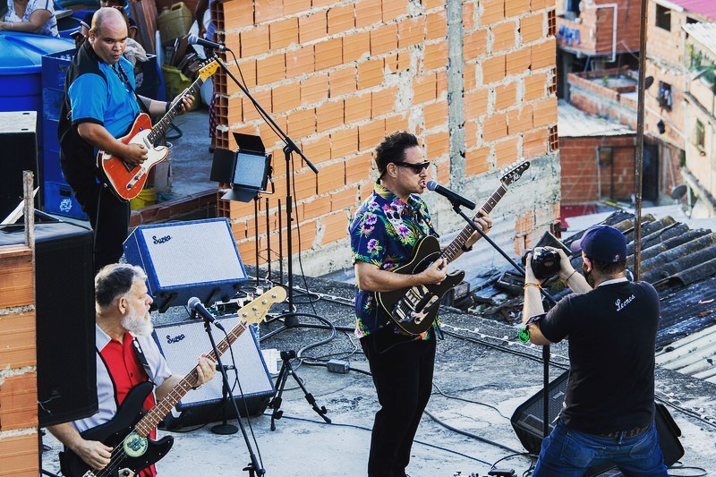 Venezolanos se vacilaron desde casa el concierto de Desorden Público en Petare (Fotos + Videos)