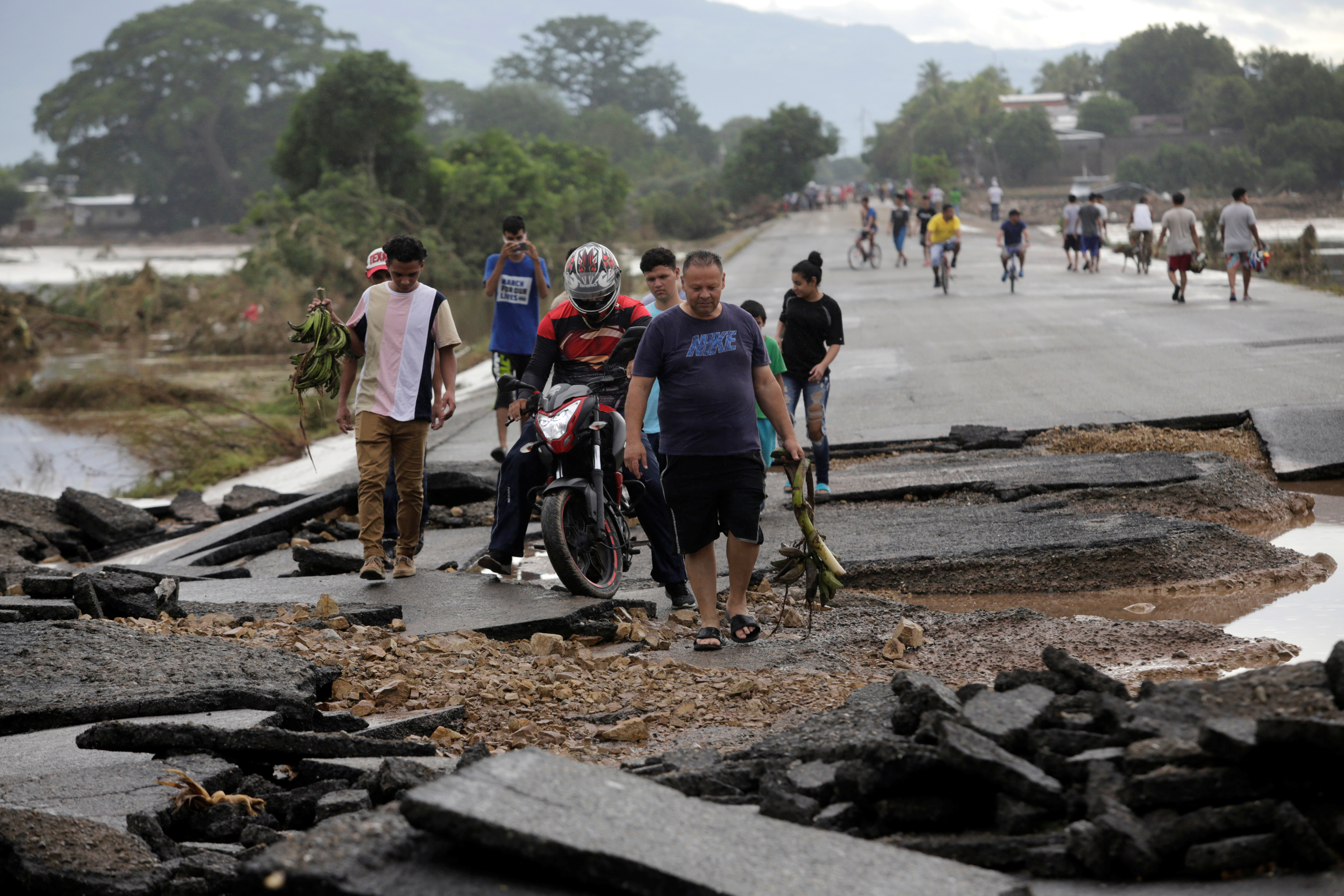 “Perdimos todo”: Centroamericanos huyen a EEUU tras devastadores huracanes (FOTOS)