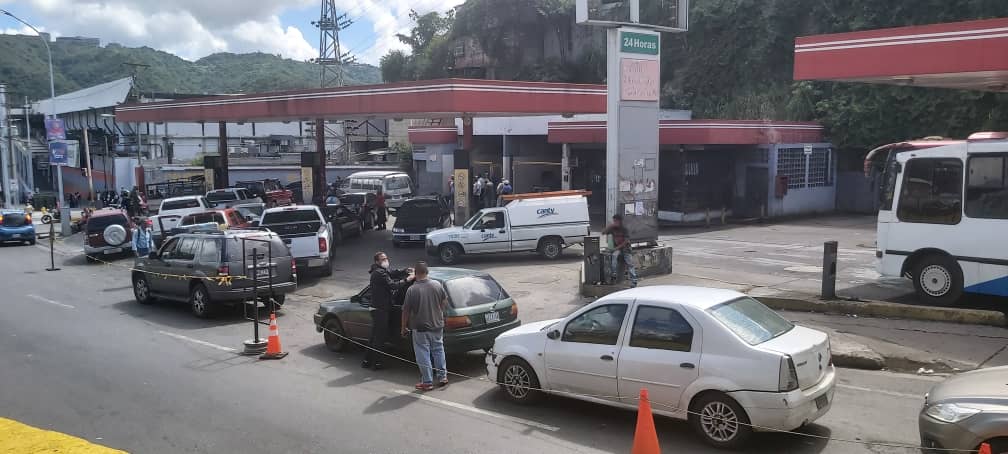 ¿Grandes Colas? Claro… pero por gasolina: Así se encuentra la estación La Bandera este #6Dic (Fotos)