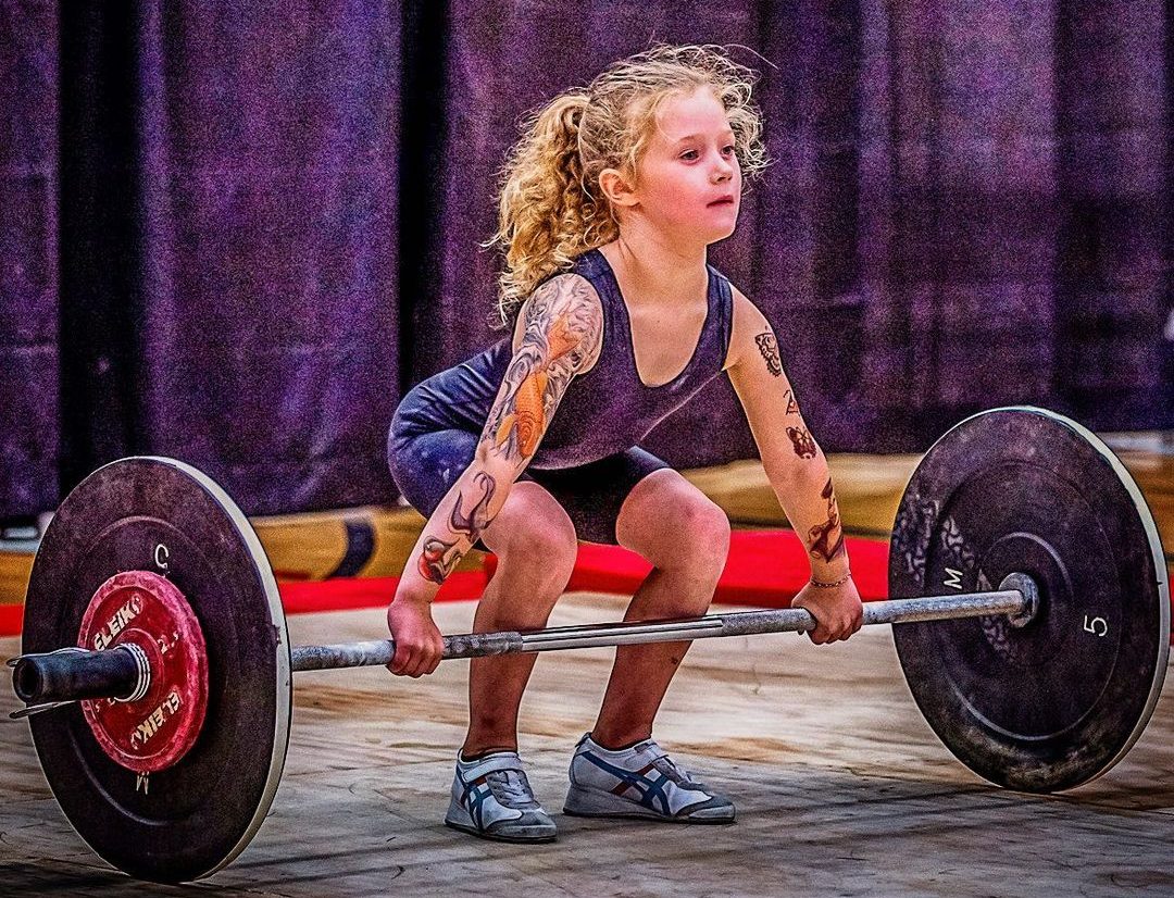 “La niña más fuerte del mundo”: Siete años, tatuajes falsos y levanta hasta 80 kilos (Videos)