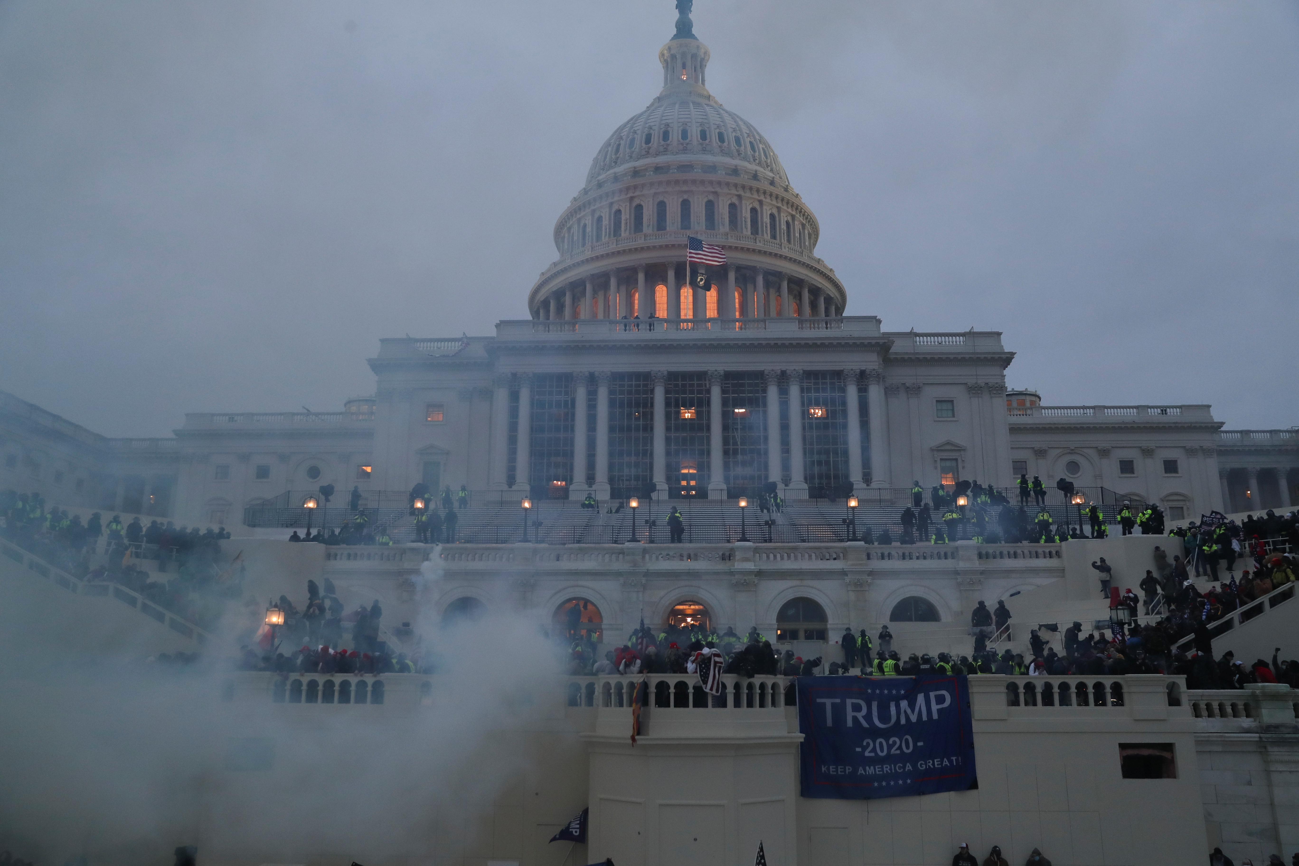 Entre empujones y vidrios rotos asaltaron el Congreso los simpatizantes de Trump (Videos)