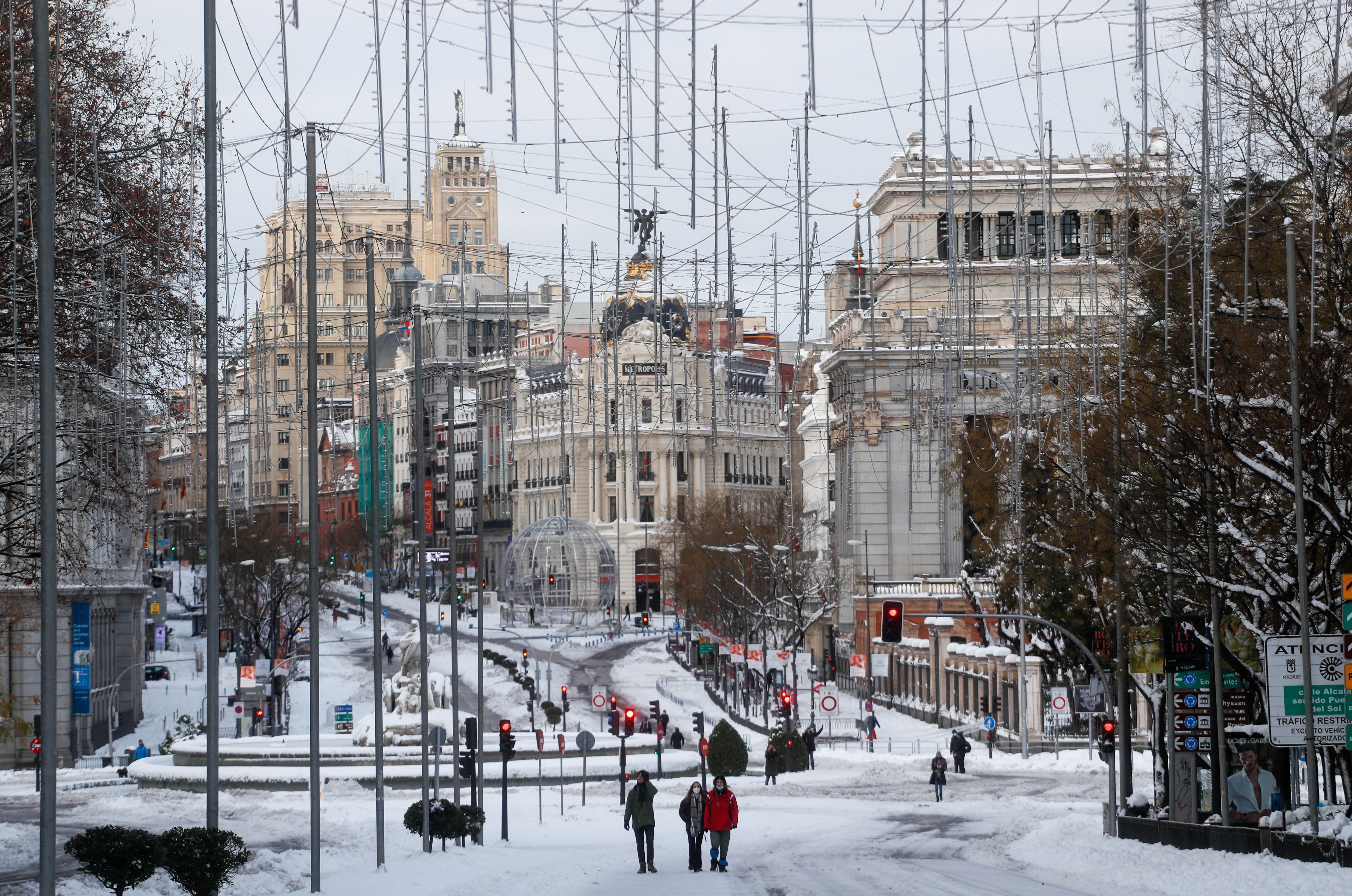 Madrid amanece aún con nieve que comienza a helarse, sin autobuses ni aviones