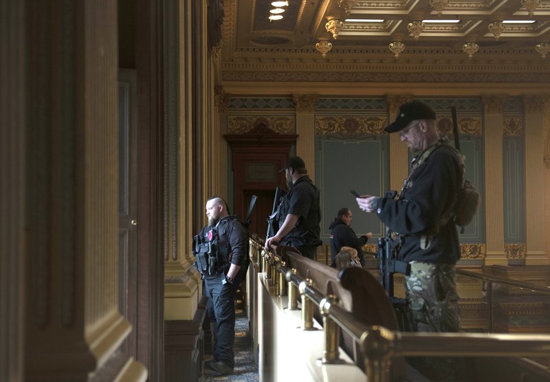 Michigan prohíbe el porte abierto de armas dentro del Capitolio estatal