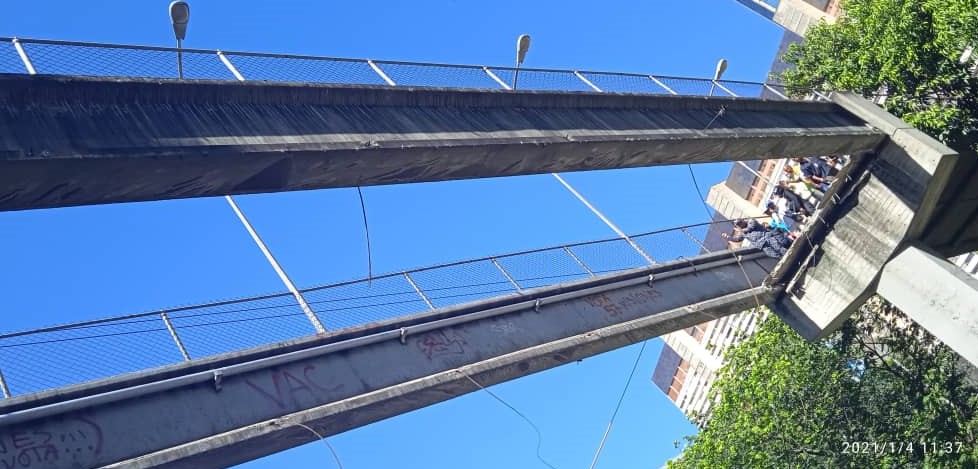 Así quedó la pasarela que colapsó en la autopista Francisco Fajardo #4Ene (FOTOS)