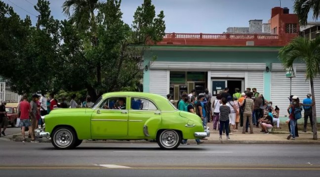 Cubanos empiezan 2021 con la cruda realidad del alza de precios