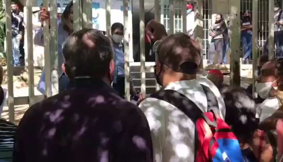 En el Saime de La Urbina, “un gentío” haciendo cola para la jornada de cedulación para niños #25Ene (VIDEO)