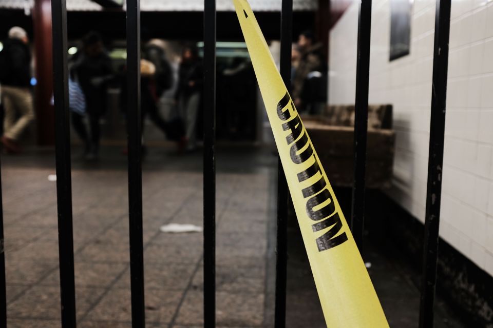 Hombre fue empujado a los rieles en la estación del metro de Times Square