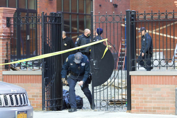 “Es muy perturbador”: Saltó desde el techo de un edificio de Nueva York con su hija en brazos