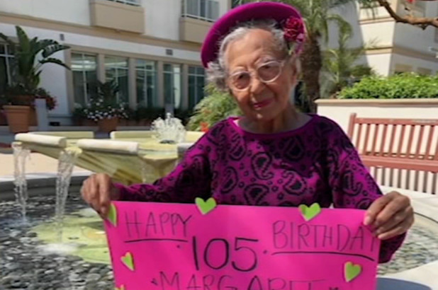 Mujer de 105 años murió por Covid-19 días antes de recibir la vacuna en California