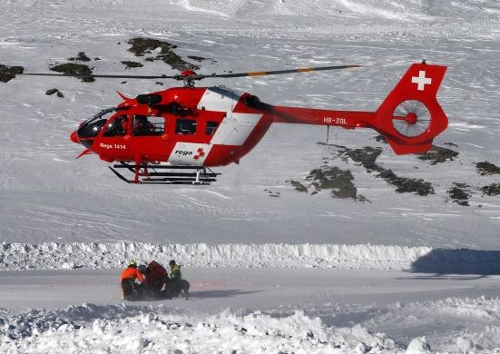 Fueron rescatados por los ladridos de sus perros tras quedar sepultados por una avalancha en Suiza