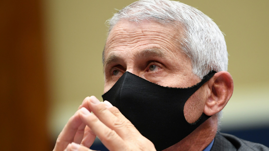 Fauci no descartó el uso de la mascarilla aún en 2022