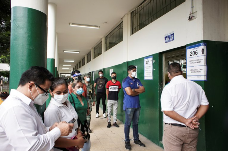 Al cierre de las elecciones en Ecuador todo apunta a una segunda vuelta, según sondeos